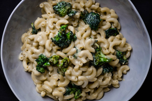 Howl Classic Mac & Chef with roasted broccoli in a bowl